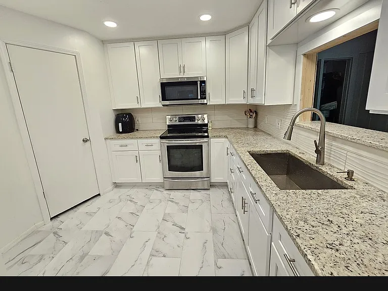 990 Evergreen Ln — Photo 12
