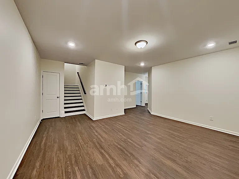 180 Landsdown Xing — Photo 7