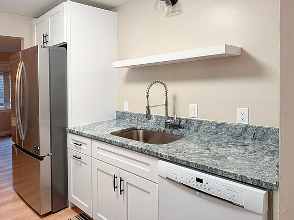 4th image of 225 SW Meadows Cir #T
