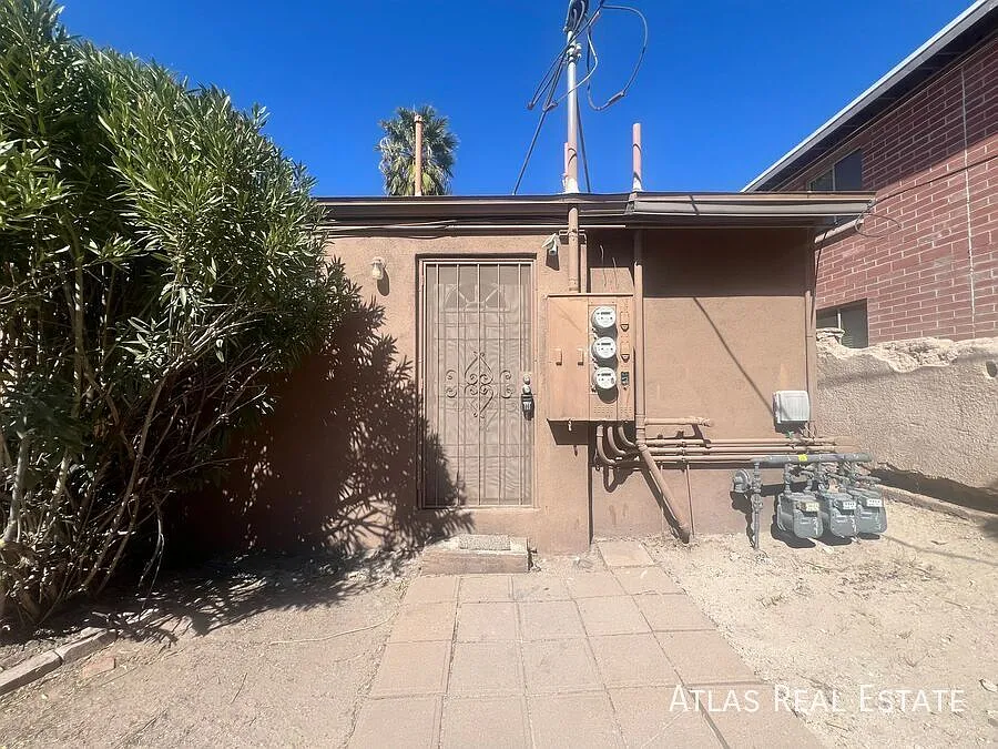 Private Studio less than a mile from U of A Campus — Photo 4