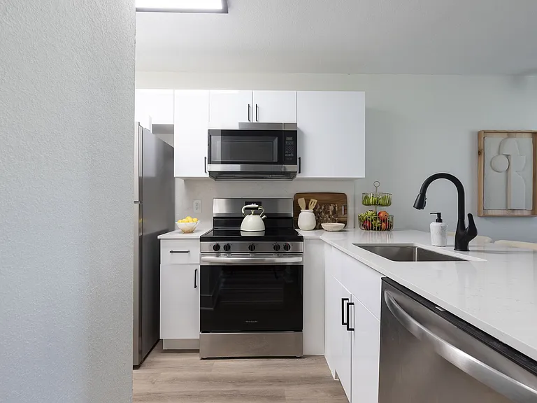 Palm Isle Residences — Photo 2