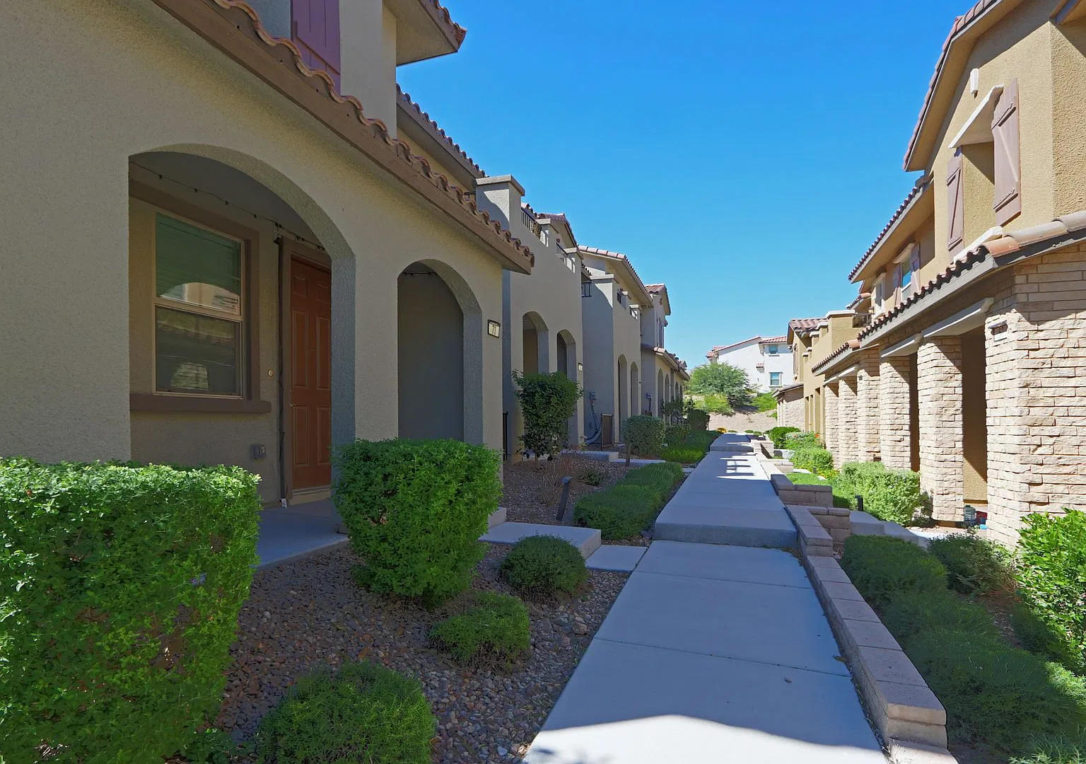 Newer, Fabulous town home in the heart of Summerlin. — Photo 2
