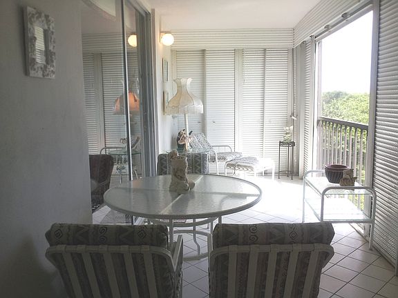 Spacious Screened Patio 