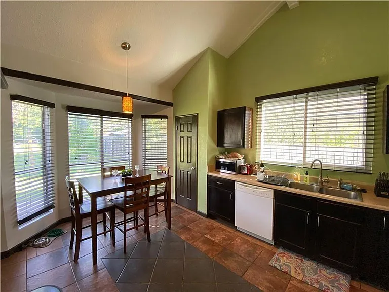 16402 Malden Dr — Photo 8