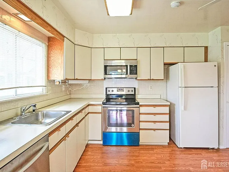 2 Bristol Ct — Photo 6