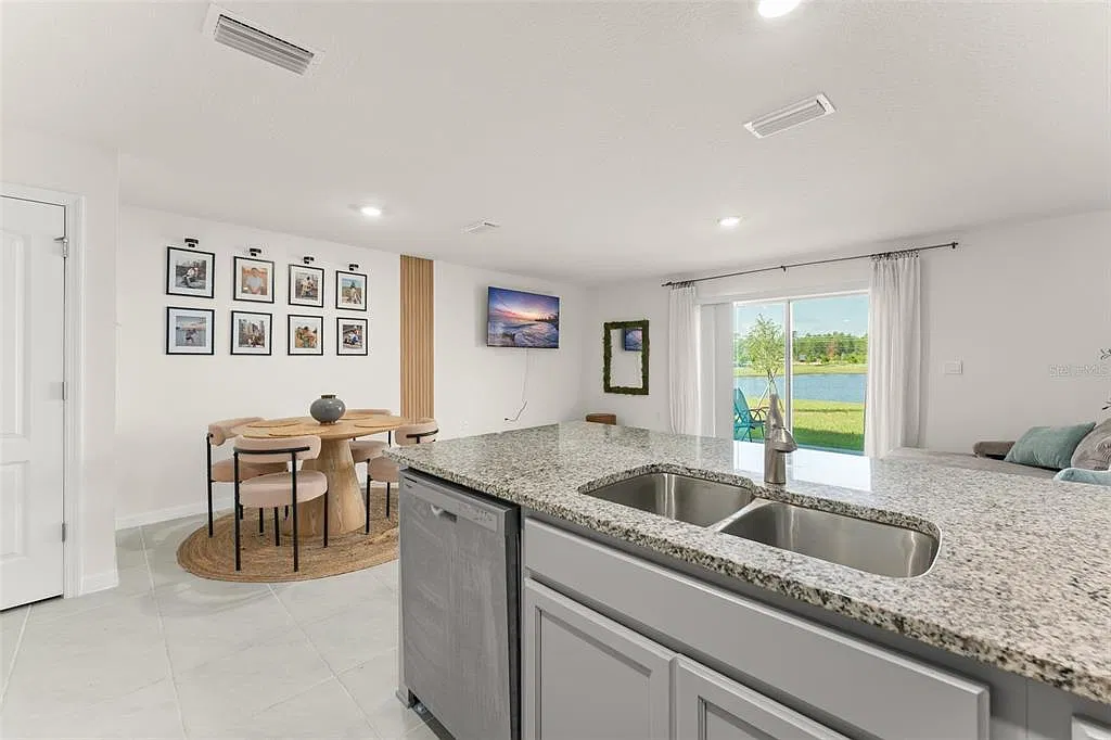 3 bed, 2.5 bath, 1452 sqft, $2,500 — Photo 4