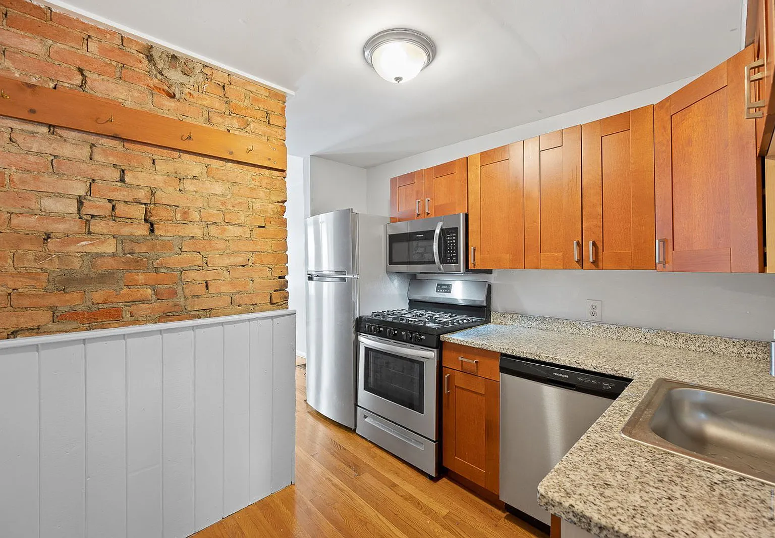 2 bed, 1.0 bath, 978 sqft, $1,595 — Photo 2
