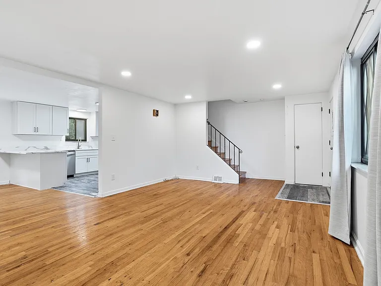 7895 Mark Dr — Photo 3