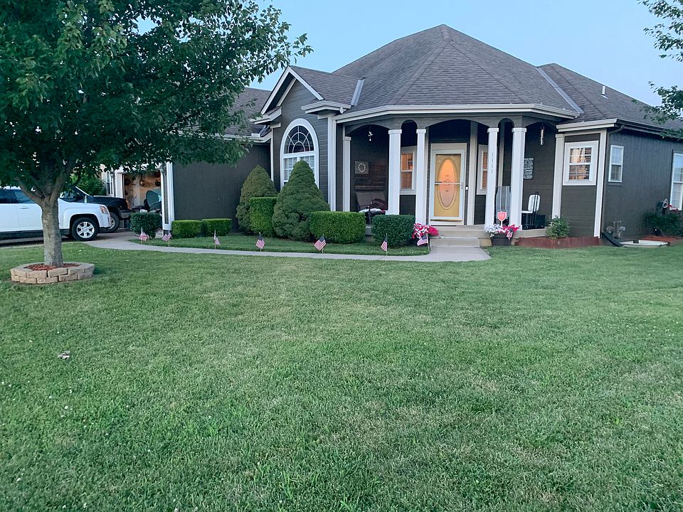 1st image of 1111 NW Persimmon Dr