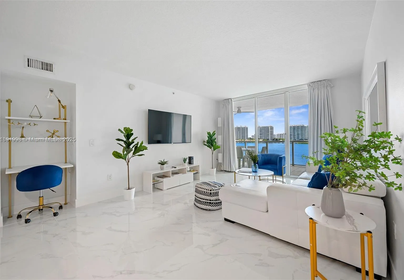 Marina Bay Club Condo Hot — Photo 2