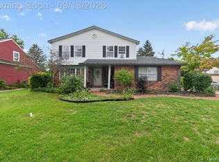 24587 Kings Pointe Dr, Novi, MI 48375