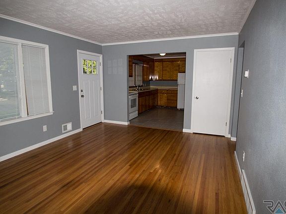 4th image of 207 N Oaks Ave