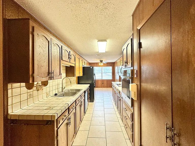 912 Laurie Ln — Photo 12