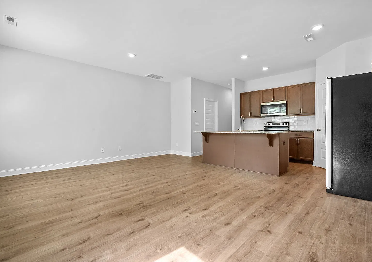 $500 Off Your First Full Month- Move in Special! 3 Bedroom Townhome in Smithfield! — Photo 4