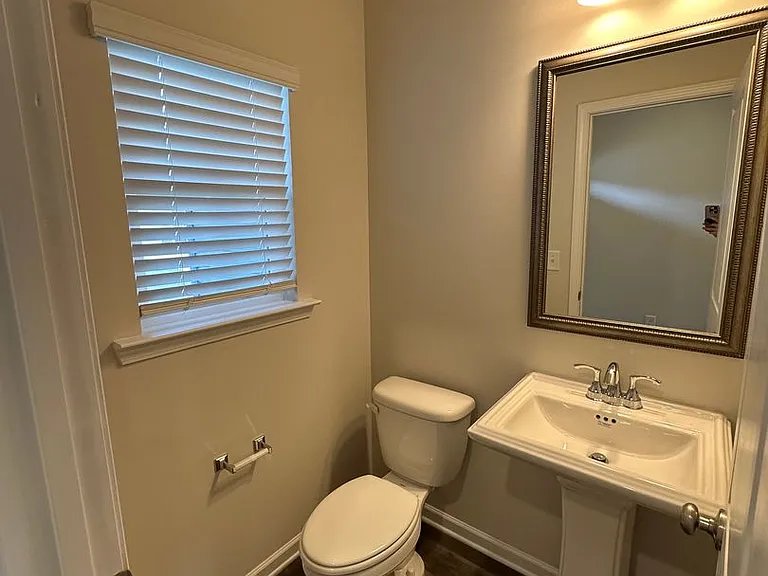 304 S Lake Ct — Photo 4