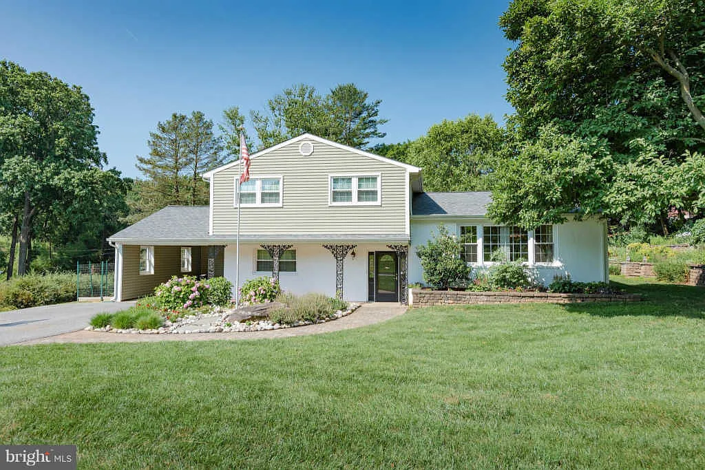 411 Wake Robin Dr photo 1