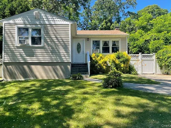 11 Edgewood Avenue, Farmingville, NY 11738