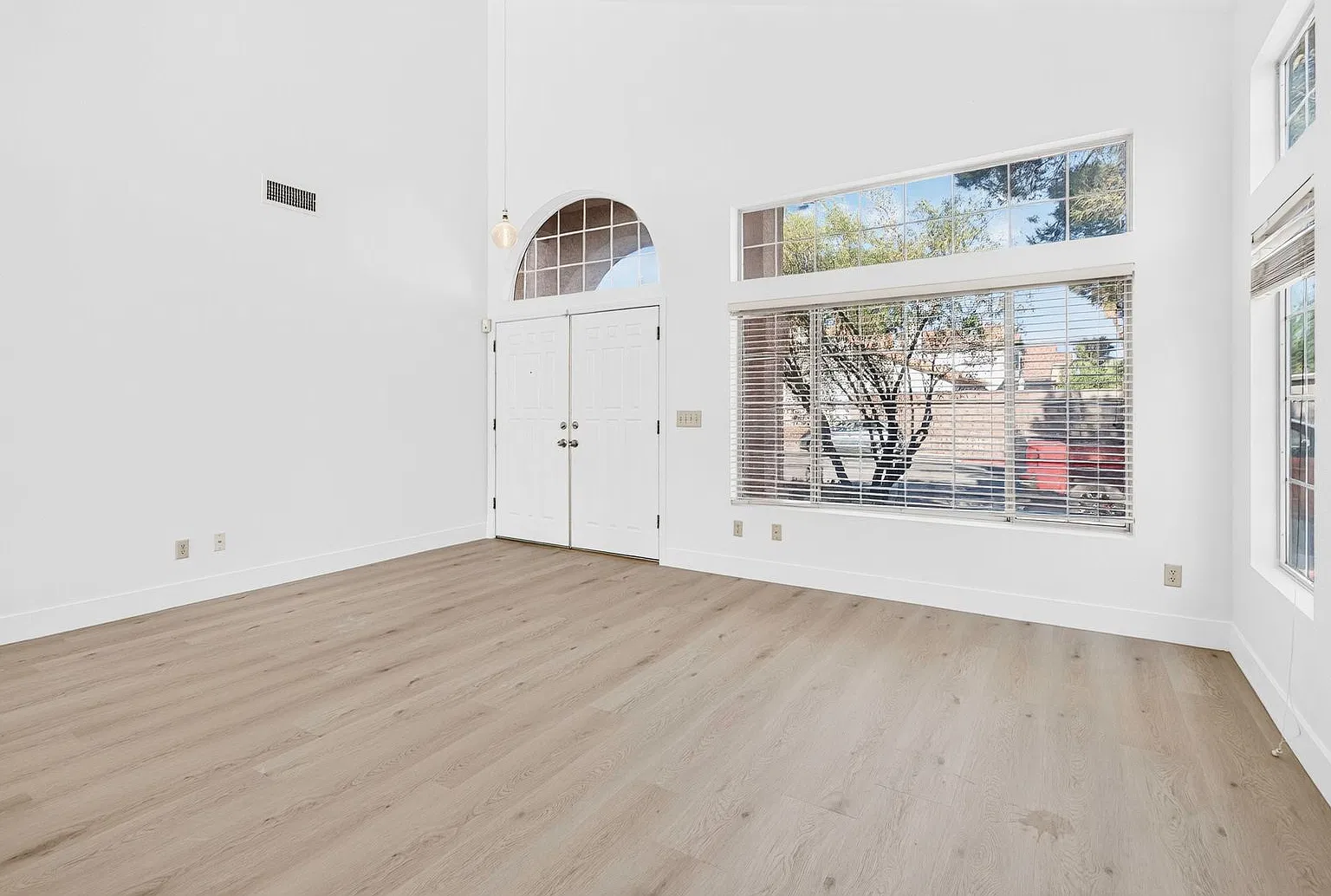 Amazing 5-Bedroom Home With Pool And Spa In Henderson! No Hoa! — Photo 3