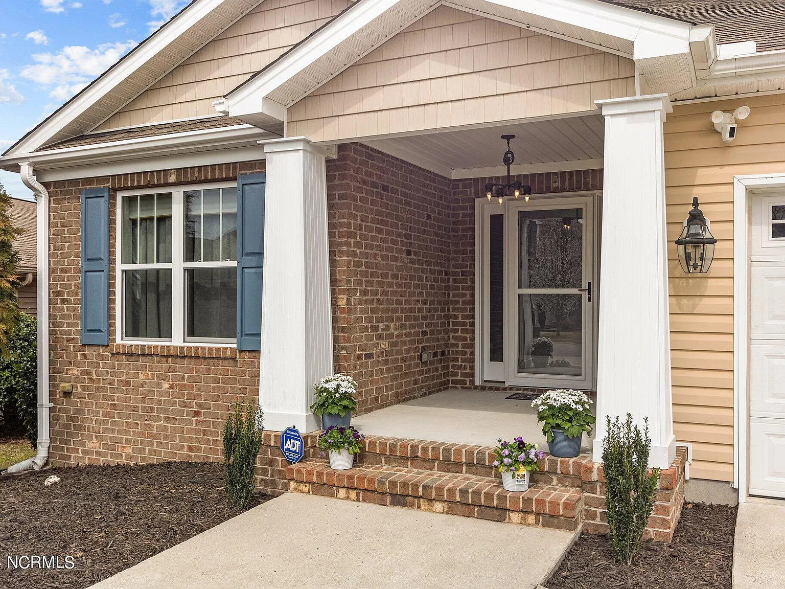 3 bed, 2.0 bath, 1470 sqft, $2,200 — Photo 3