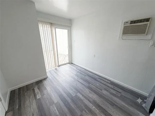 4300 S Claiborne Ave — Photo 4