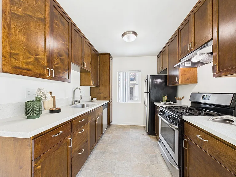 Buffalo Sherman Oaks Apartments — Photo 29