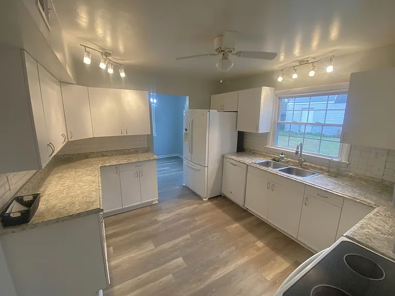 8225 Tabor Ct — Photo 4