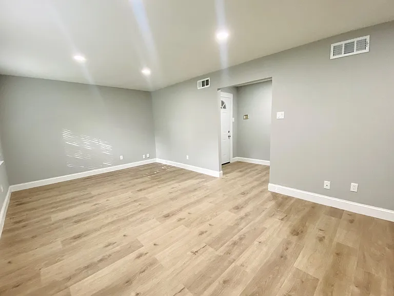 7404 Walling Ln — Photo 8