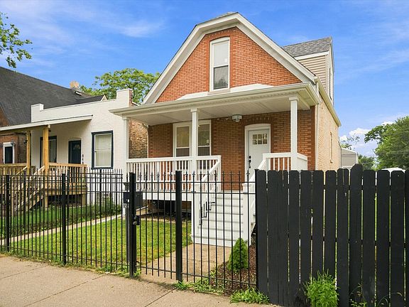 3rd image of 852 N Trumbull Ave