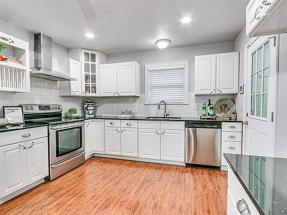 4th image of 18 E 21st St