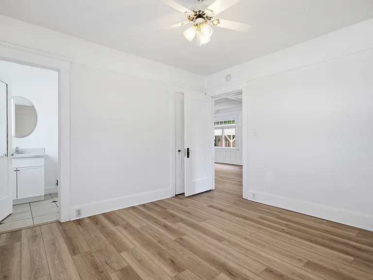 Front bedroom with bathroom (tub/shower) and walk-in closet