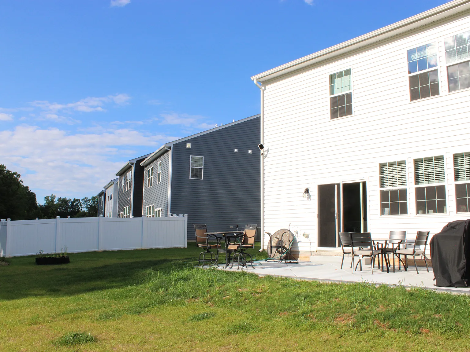 4 bed, 2.5 bath, 2313 sqft, $3,300 — Photo 3