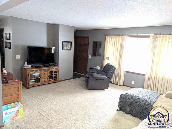 3rd image of 830 Waverly Way