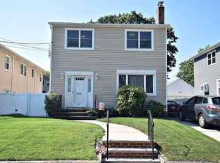 87 Scarcliffe Dr, Malverne, NY 11565