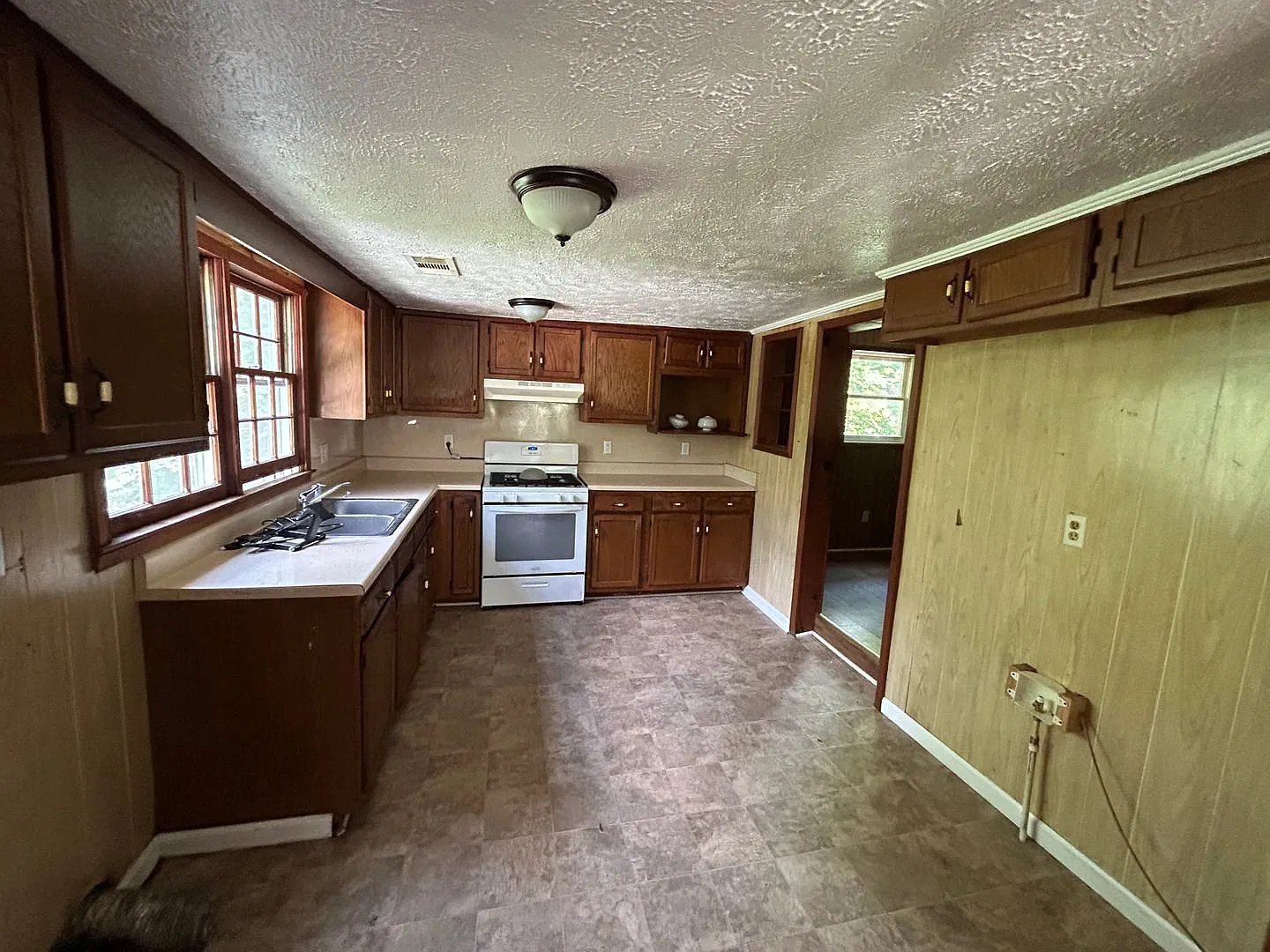 201 Herring Rd Newnan — Photo 3