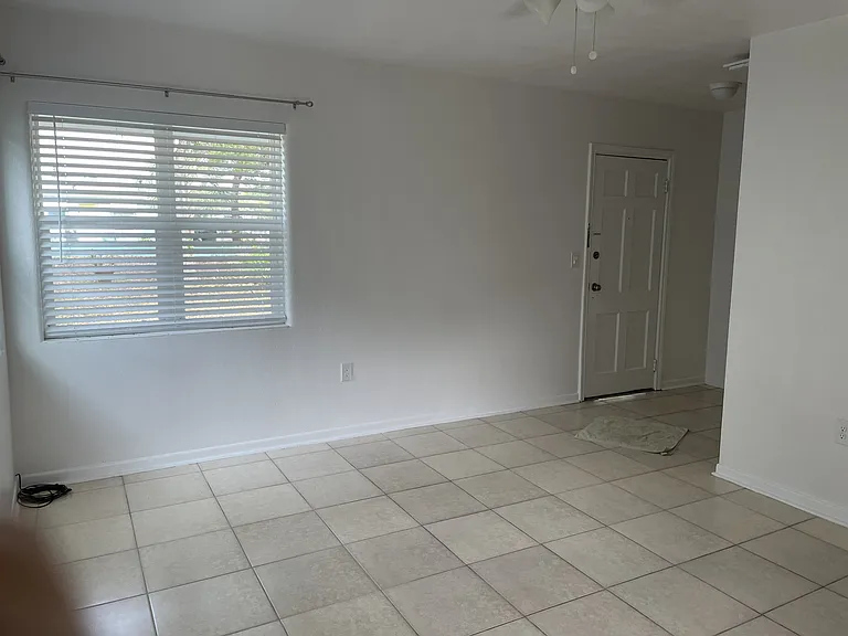 810 1st Ave NW #2 — Photo 3