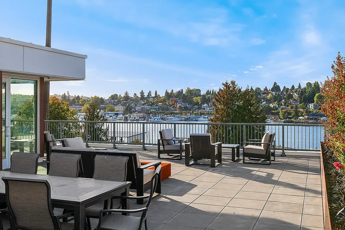 Flow Eastlake Apartments — Photo 2