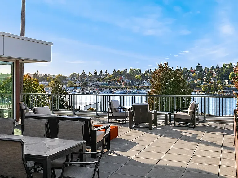 Flow Eastlake Apartments — Photo 2