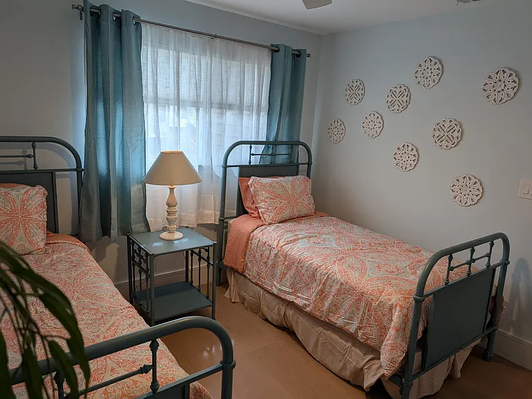 Guest room twin beds