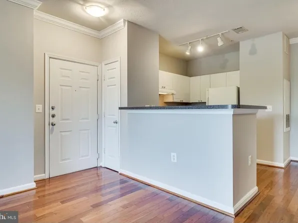 11351 Aristotle Dr APT 304, Fairfax, VA 22030
