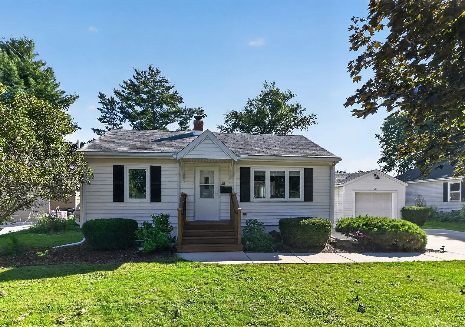 211 N Shuman St — Photo 1