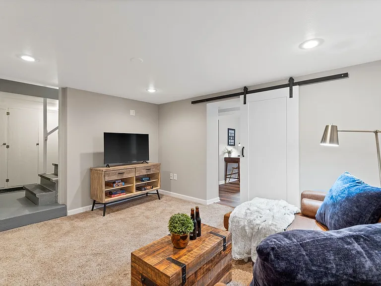4207 N Normandie St — Photo 9