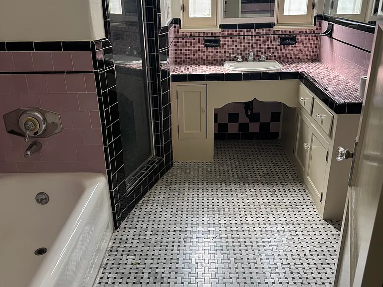 7940 Blackburn Ave #7940 — Photo 4