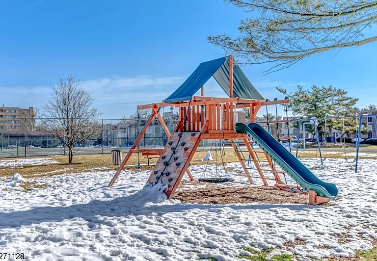 798 Eves Dr #2R — Photo 29
