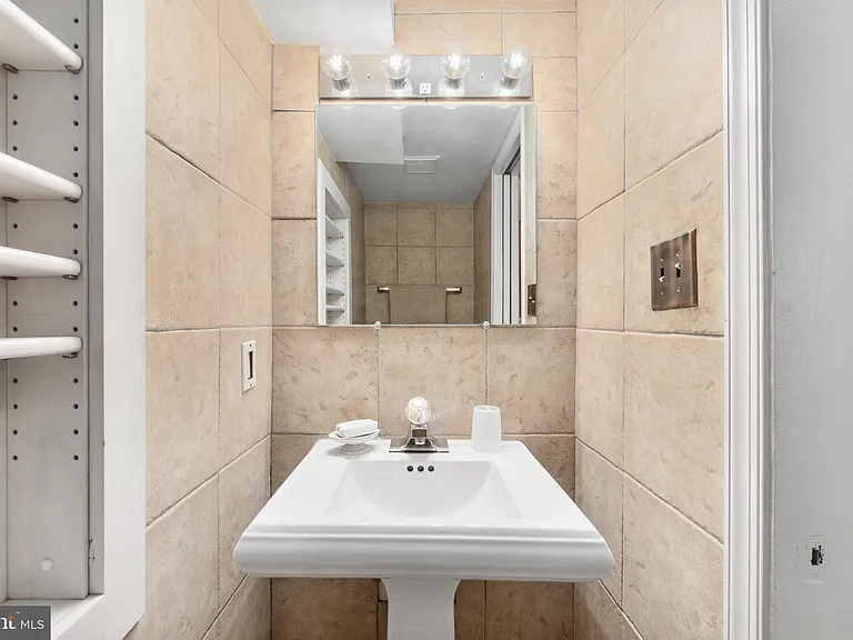 2145 California St NW #102 — Photo 10
