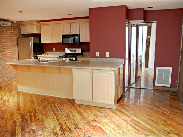 CASE 212 Kitchen/Dining