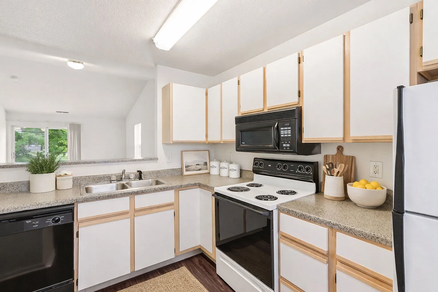 Broadway Village Apartments — Photo 4