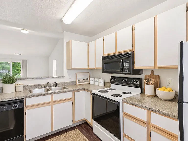 Broadway Village Apartments — Photo 4