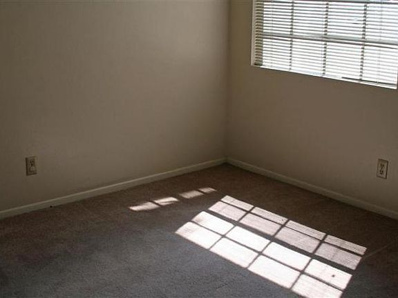 4th image of 2520 Chelwood Park Blvd NE