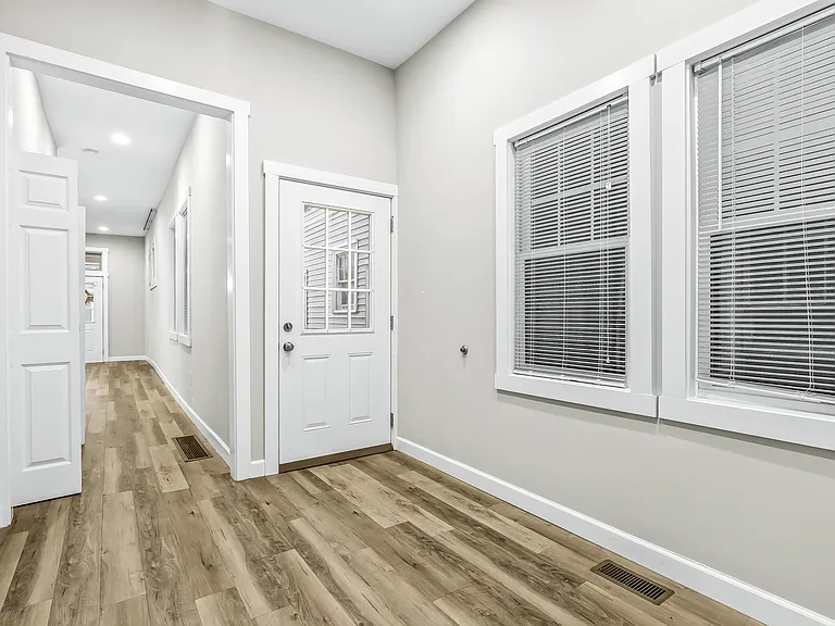 1112 E Spring St #1 — Photo 21