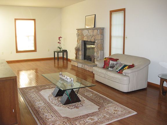 living room w/ fireplace